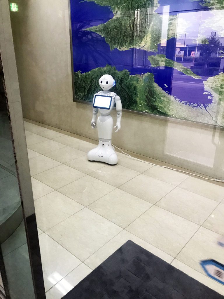 松下印刷玄関に立ちすくむロボットの画像