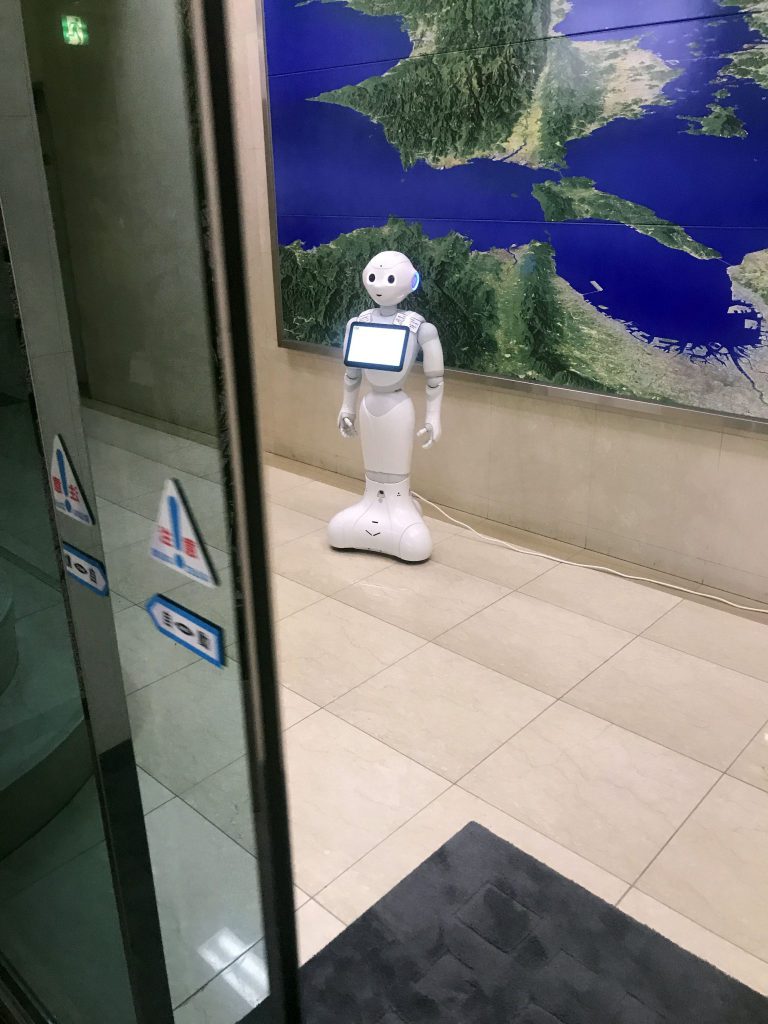 松下印刷玄関に立ちすくむロボットpepperの画像